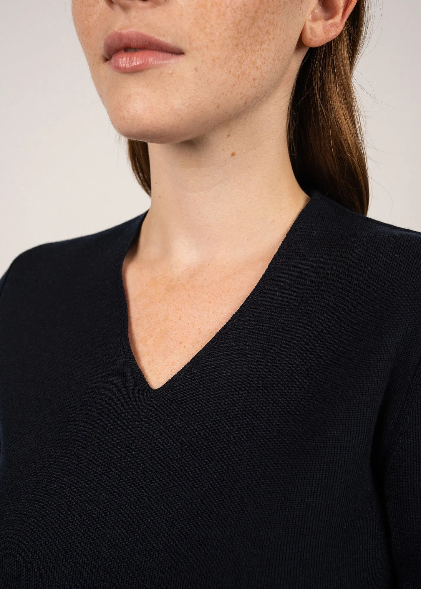 Brehat V neck jumper - in soft wool (NAVY)