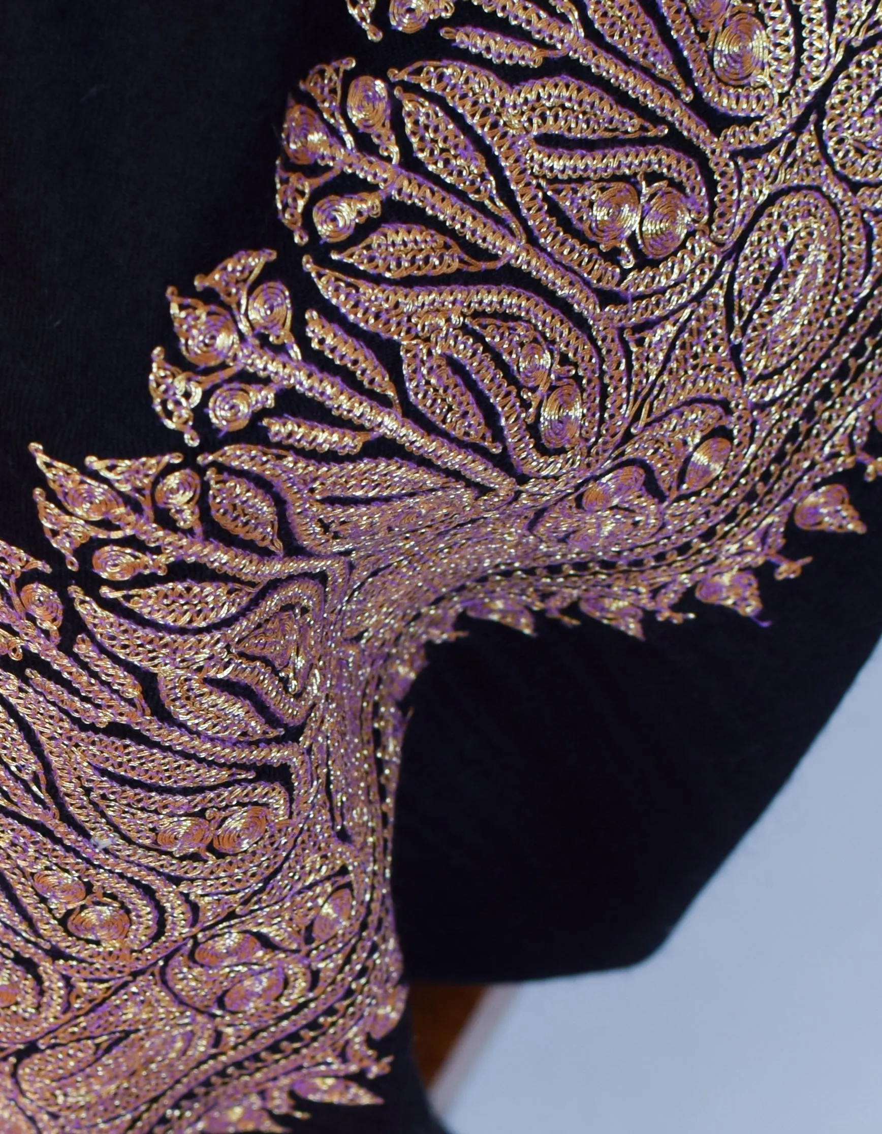 Classic Black Handwoven Tilla Paisley Embroidered Palladaar Pashmina Shawl