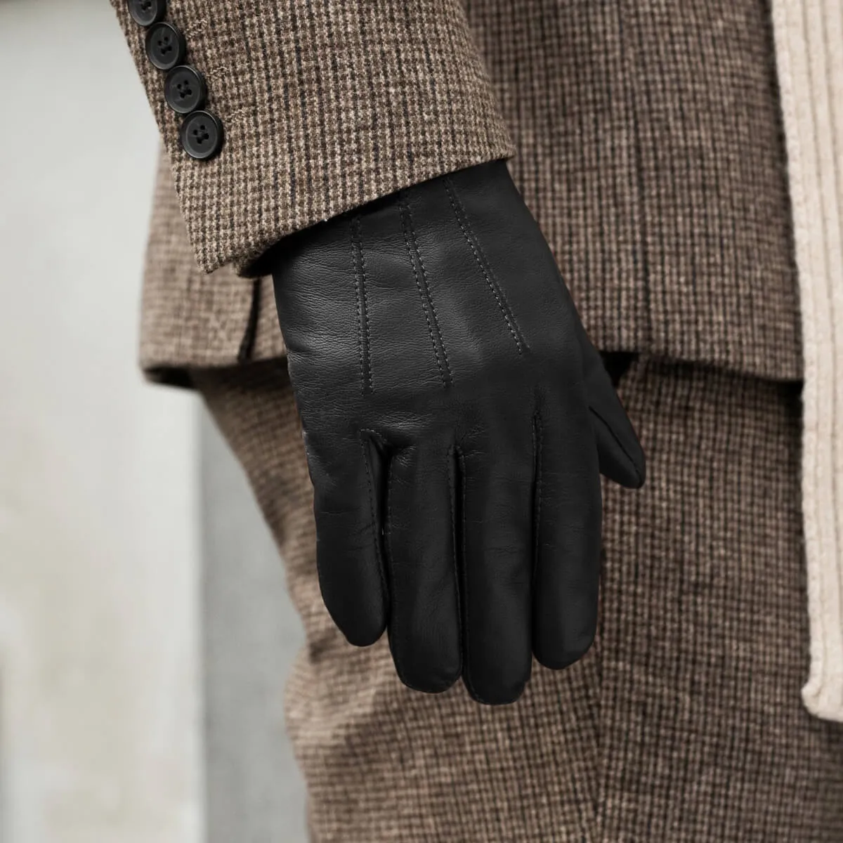 Giovanni (black) - classic Italian lambskin leather gloves with cashmere lining & touchscreen feature